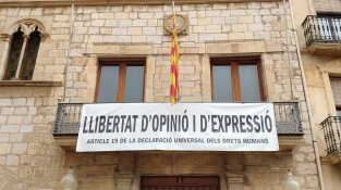 Alta Tabàrnia retira els llaços grocs del Pont Nou de Montblanc