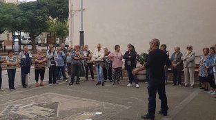 Imatges de les concentracions als ajuntaments de la comarca amb motiu de la sentència