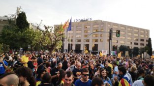 Milers de persones es concentren a la plaça Imperial Tàrraco de Tarragona
