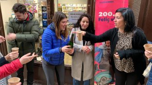 Celebrant el premi a l'estanc de Montblanc del carrer Riber