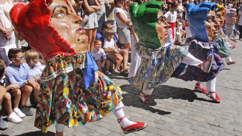 El Seguici Popular fa esclatar de festa la plaça Major de Montblanc
