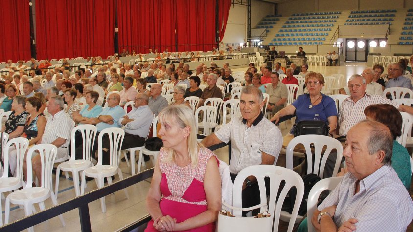 El pavelló del Casal Montblanquí s'omple d'elegància amb el concert de l'orquestra Swing Latino