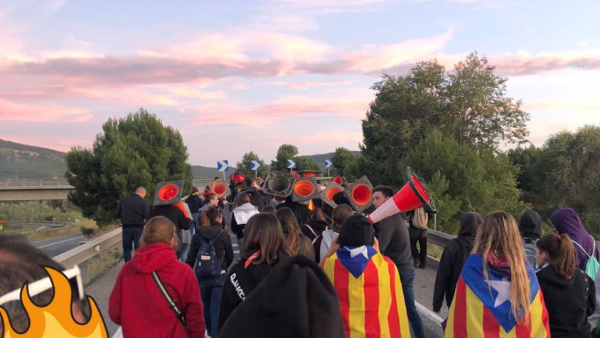 200 persones improvitzen una "marxa per la llibertat" a la C-14