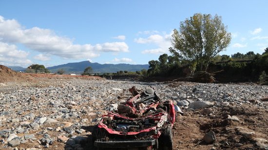 Pla general d'un vehicle arrossegat per l'aiguat en una de les lleres del riu Francolí, al terme municipal de Montblanc