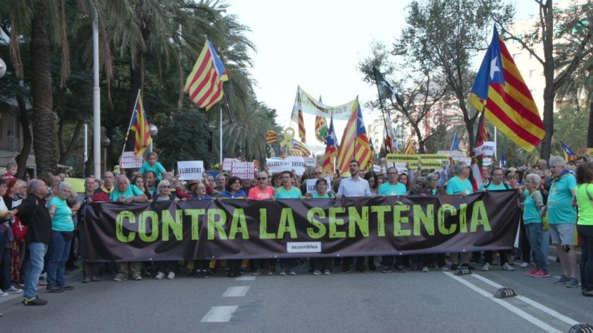 Barcelona, desbordada en favor del dret a l’autodeterminació i en contra de la sentència a l’1-O