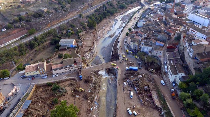 Imatge aèria d'un dels ponts de l'Espluga de Francolí, maquinària i les restes de la llevantada, amb el celler arrasat a la part inferior dreta. Imatge del 24 d'octubre del 2019.