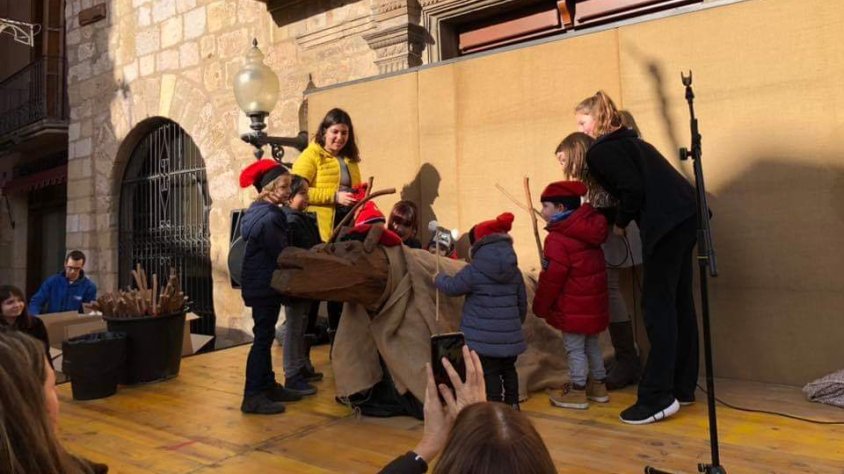 Els infants fan cagar el tió a Montblanc