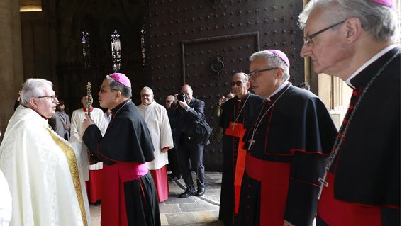 L’arquebisbe Joan Panellas rep el pal·li, signe d’unitat i comunió amb l’Església de Roma