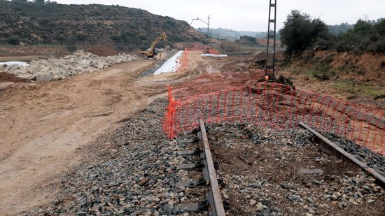 Imatge de l'estat d'un dels trams de línia ferroviària convencional entre Lleida i l'Espluga de Francolí malmès pels aiguats de l'octubre, al municipi de la Floresta (Garrigues), el 10 de gener del 2020.