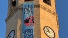 Pengen una pancarta al campanar de la parròquia de Sarral