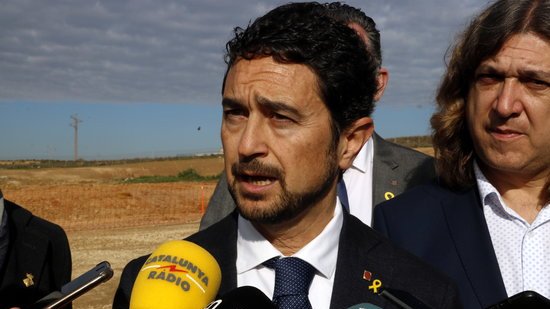 Pla curt del conseller de Territori i Sostenibilitat, Damià Calvet, atenent als mitjans de comunicació a Montoliu de Lleida