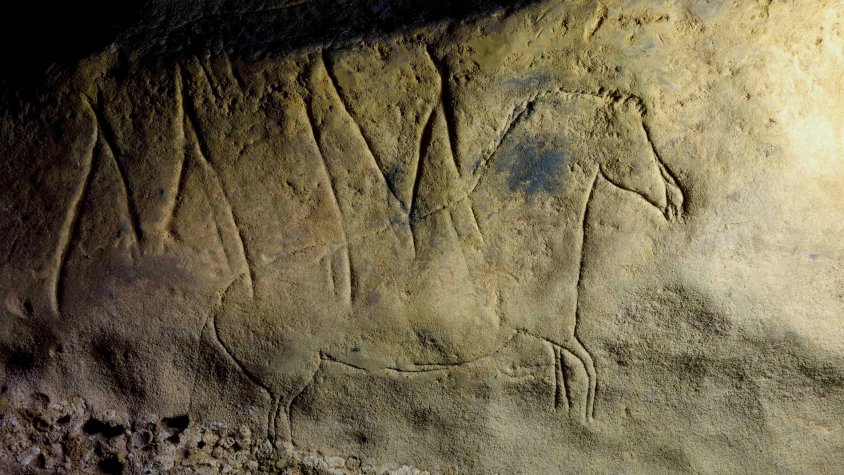 Descobreixen a l'Espluga de Francolí el primer santuari paleolític de fa 15.000 anys a Catalunya amb més de 100 gravats