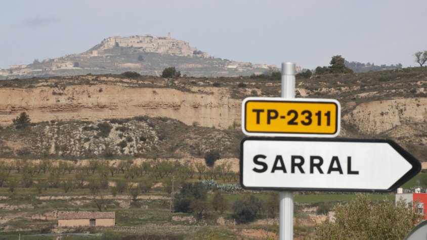 Pla tancat d'un senyal d'entrada a Sarral (Conca de Barberà) i, al fons dalt d'una muntanya, el poble de Forès, entre els quals es farà una connexió per després bombejar aigua a la resta de municipis. Imatge publicada el 5 de març del 2020