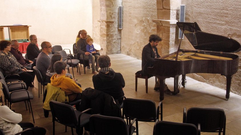 El públic es delecta amb el concert de piano “Newen Tahiel”, preludis maputxes