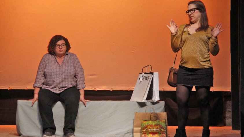 Les dones del Grup de Teatre Fila Zero han tornat a pujar a  l’escenari amb motiu del 8-M