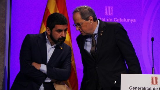 El president Torra parlant amb el conseller d'Afers Socials