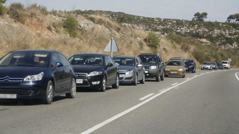 Cotxes circulant per la carretera