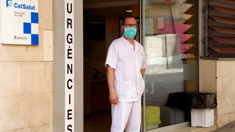 Un membre del personal del Pius Hospital a la porta d’urgències del Pius Hospital. Font: El Vallenc