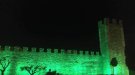 Il·luminació de color verd a la muralla de Montblanc en homenatge al personal sanitari