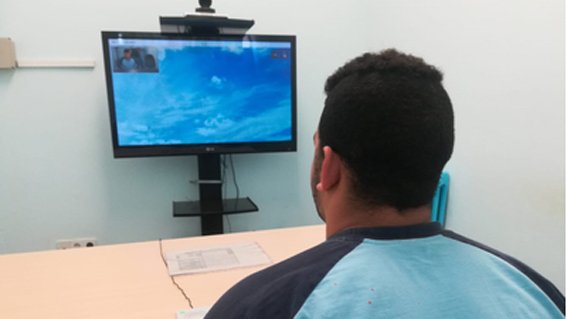 Les presons inicien un pla pilot perquè els interns contactin amb les famílies per videoconferències