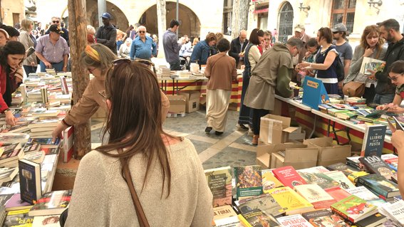 Imatge d'un Sant Jordi abans de la pandèmia a Montblanc
