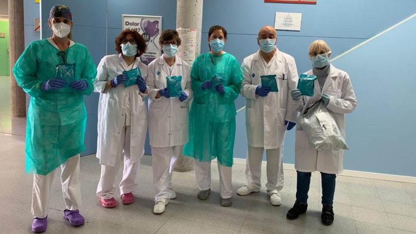 L'Associació de Micropobles entrega mascaretes al CAP Montblanc