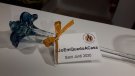 El Museu del Vidre i l’Ajuntament de Vimbodí i Poblet reparteixen prop de 300 roses a totes les cases del municipi