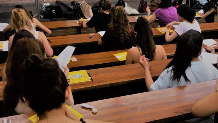 La prova d'accés a la universitat (PAU) s'allargarà un dia més per complir amb les mesures sanitàries necessàries arran de la COVID