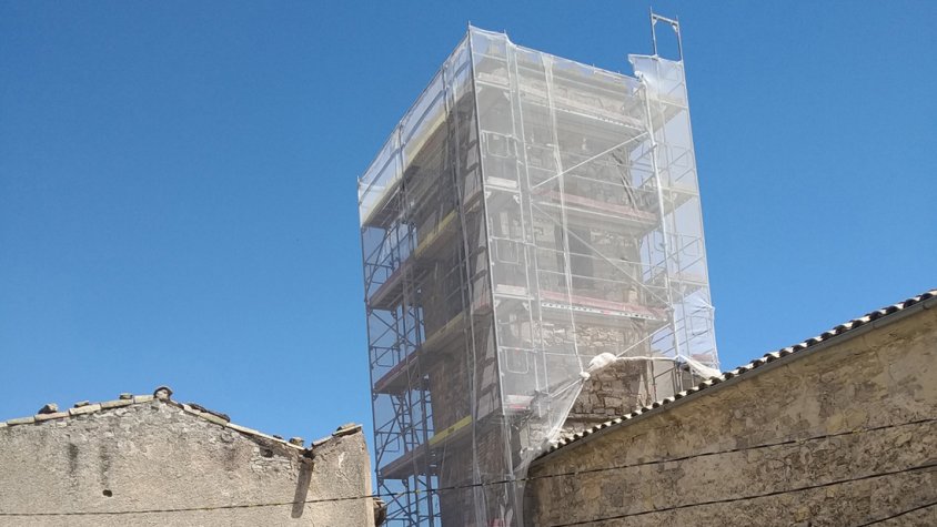 Comencen les obres d’arranjament del campanar i la teulada de l’església de Savallà