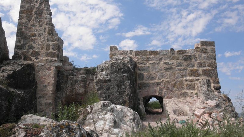 Adquisició del castell i de l'església de l'antic poble de Prenafeta