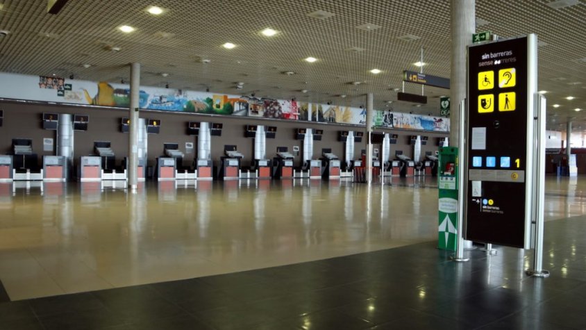 L’aeroport de Reus, aquest abril, completament buit.