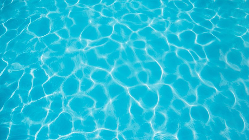 El 27 de juny obrirà la piscina municipal de Santa Coloma. Foto: Freepik