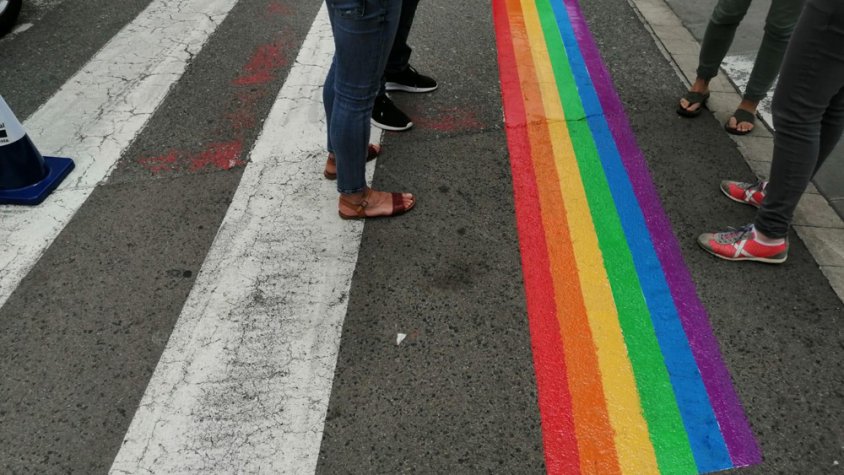 L’Ajuntament de l’Espluga se suma a la iniciativa de pintar la bandera LGTBI a alguns passos de vianants del municipi