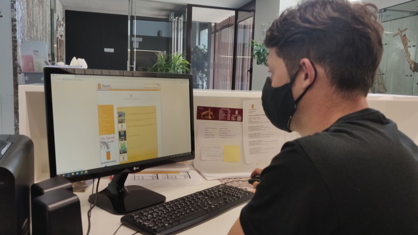El taulell de recepció de l’Ajuntament de Sarral, on la fibra també ha tardat un any a arribar-hi.