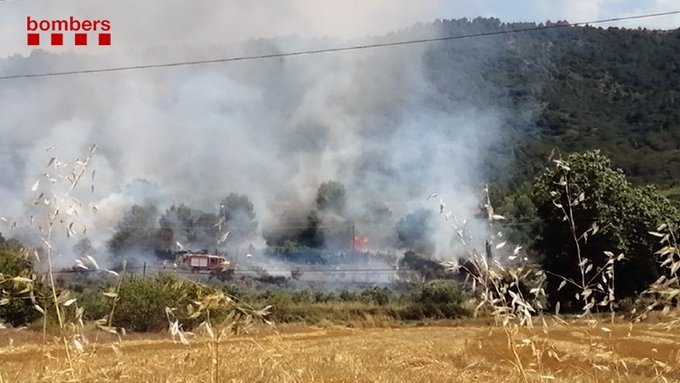 Incendi controlat en una zona prop de cases a l'Espluga de Francolí