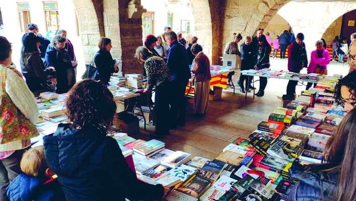 Abans de la pandèmia per Sant Jordi la Plaça Major de Montblanc s'omplia de parades de llibres i roses