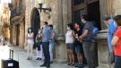 Un gran nombre de persones donen suport a Toni Cartanyà a la plaça Major