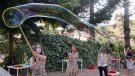 Infants i famílies gaudeixen d'activitats creatives amb una fira de tallers a l'Espluga
