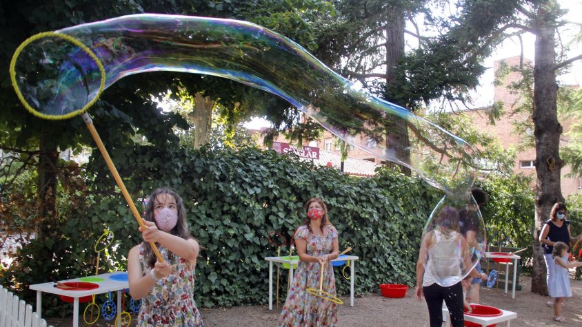 Infants i famílies gaudeixen d'activitats creatives amb una fira de tallers a l'Espluga