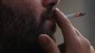 Entra en vigor la prohibició de fumar al carrer sense la distància de 2 metres i l'obligació de tancar els bars a la una