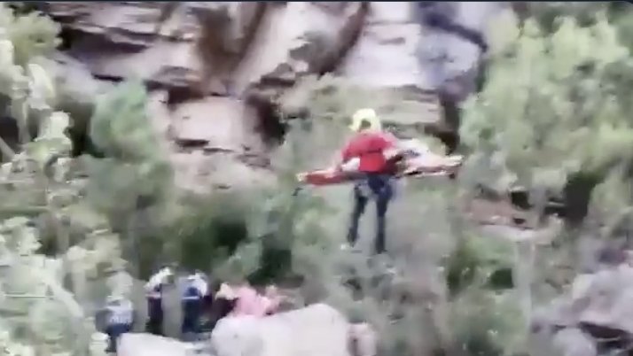 Els Bombers de la Generalitat rescaten una dona caiguda a la zona del Pinatell