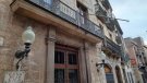 Tornen a arrencar la pancarta de suport als presos polítics de l'Ajuntament de Montblanc
