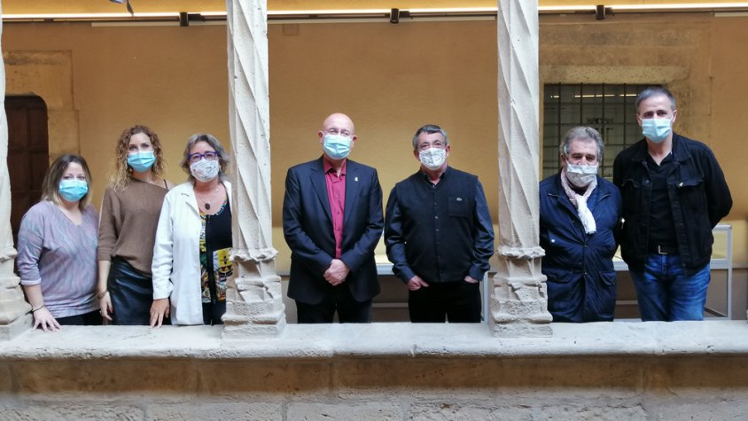 El president de la Fundació Josep Irla i exconseller de la Generalitat Joan Manuel Tresserras visita l’Arxiu Comarcal
