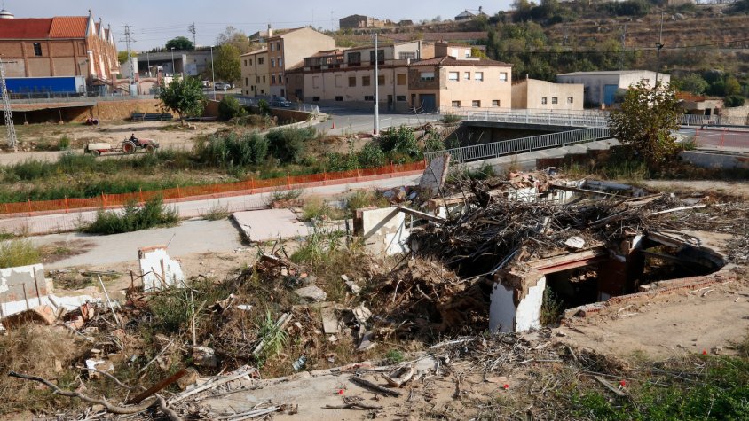 Vista general de les runes del restaurant i el celler de l'Espluga de Francolí, destruïts per la riuada, ara fa un any enrere.