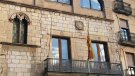 Tornen a arrencar les pancantes del balcó de l'Ajuntament