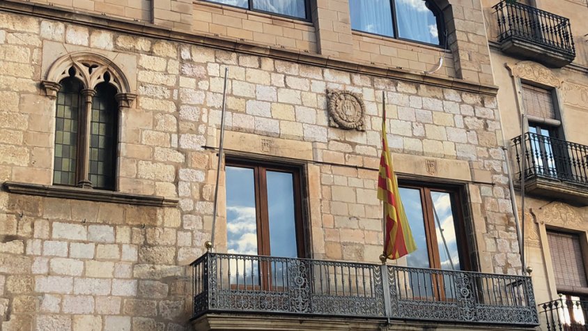 Tornen a arrencar les pancantes del balcó de l'Ajuntament