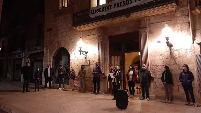Lectura d'un manifest de condemna a les detencions d'avui dimecres