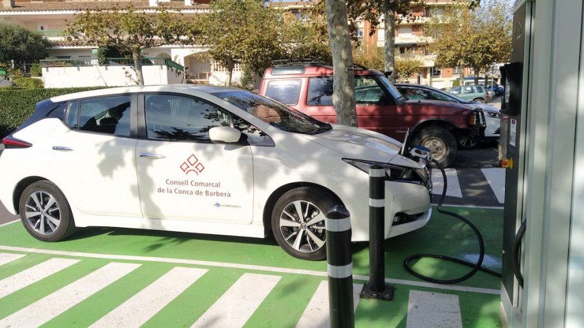 Fins a quatre vehicles elèctrics ja poden fer servir alhora, els dos punts de recàrrega de l'Espluga