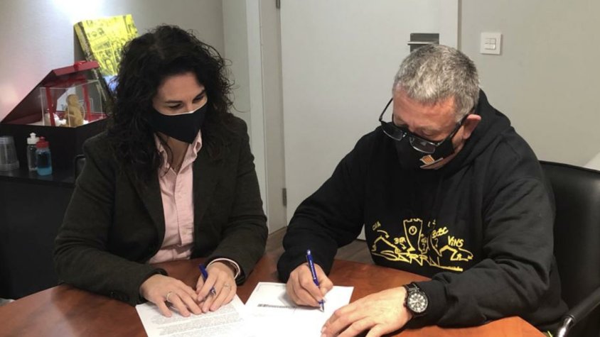 Signatura de la recepció de l’ajut amb Natàlia Puerto, directora de l’oficina de “la Caixa” a Sarral i l’alcalde Jaume Fornés