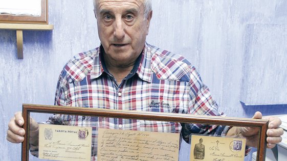 Josep Saumell amb les cartes del seu oncle Isidro.